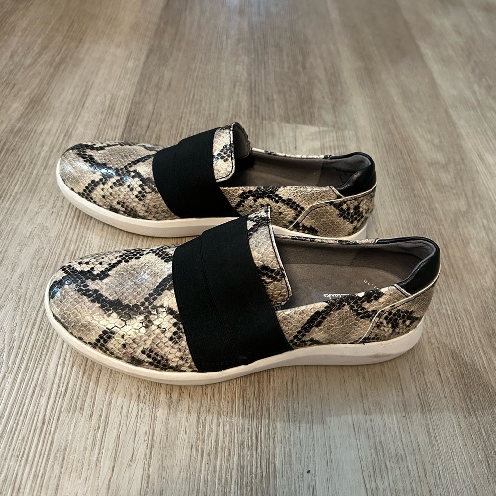 Clark’s size 7 Women's Snakeskin Slip-On Shoes with Black Band